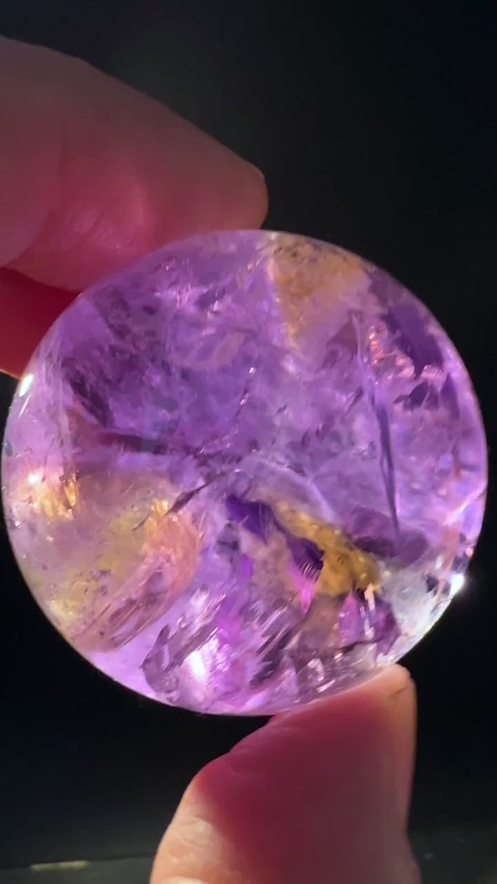 Ametrin Kugel 38mm | Klarheit und innere Balance – Amethyst trifft Citrin Video | Happy Minerals