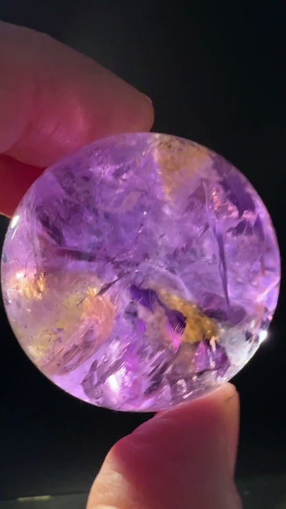 Ametrin Kugel 38mm | Klarheit und innere Balance – Amethyst trifft Citrin Video | Happy Minerals