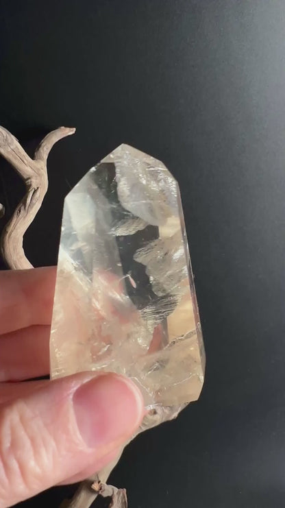 Naturcitrinspitze aus Brasilien. Mit großen Regenbogen Einschlüssen | Happy Minerals