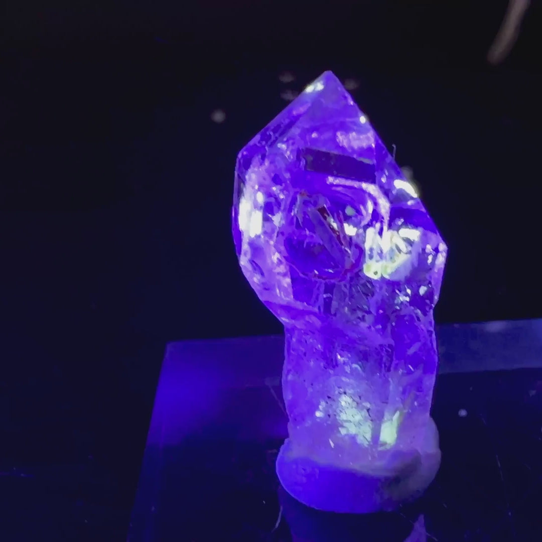 Petroleum Quartz Scepter 21x10mm mit UV-Leuchten aus Madagaskar im Video | Happy Minerals