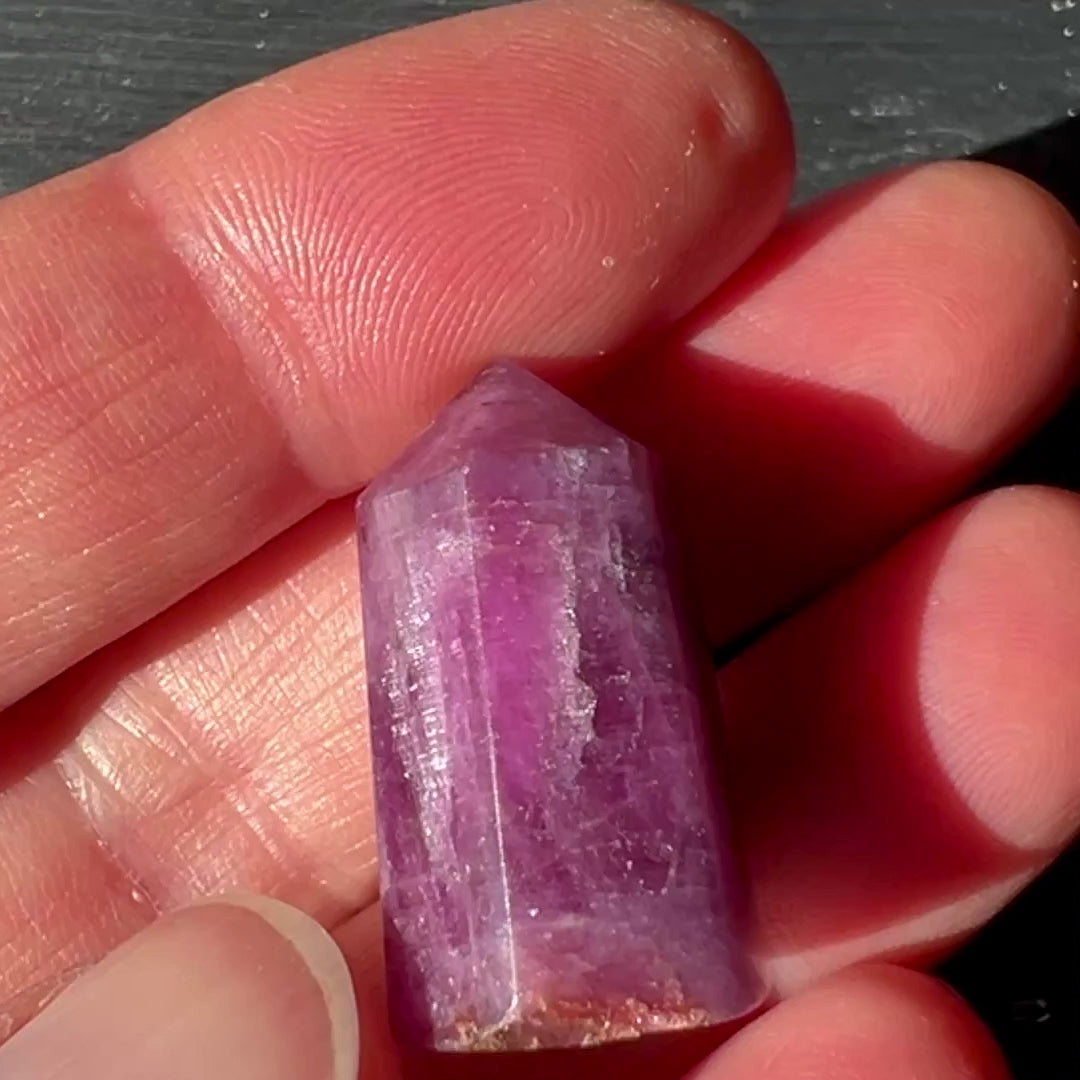 Rubin Turm – Polierter Edelstein ca. 27mm | Happy Minerals