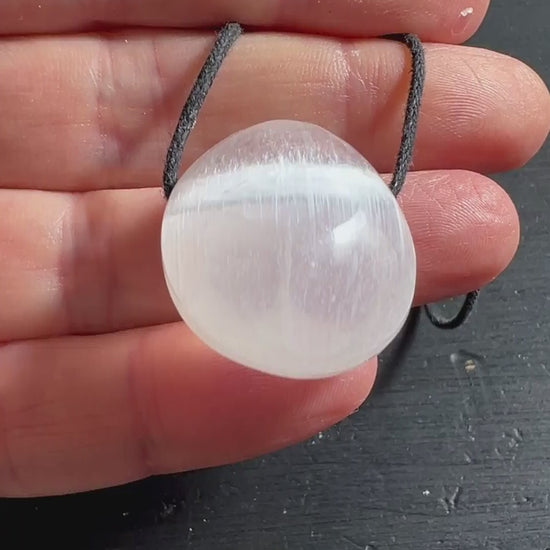 Weisser Selenit Anhaenger Nahaufnahme seidiger Glanz Katzenaugen