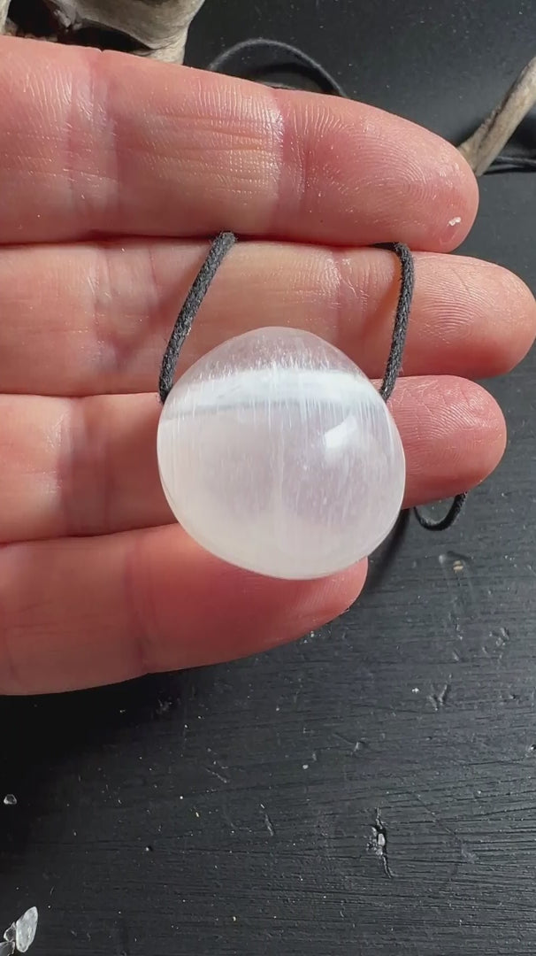 Weisser Selenit Anhaenger Nahaufnahme seidiger Glanz Katzenaugen