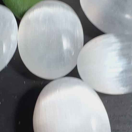 Selenit Handscheichler, 4cm sanfter Energiestein | Happy Minerals