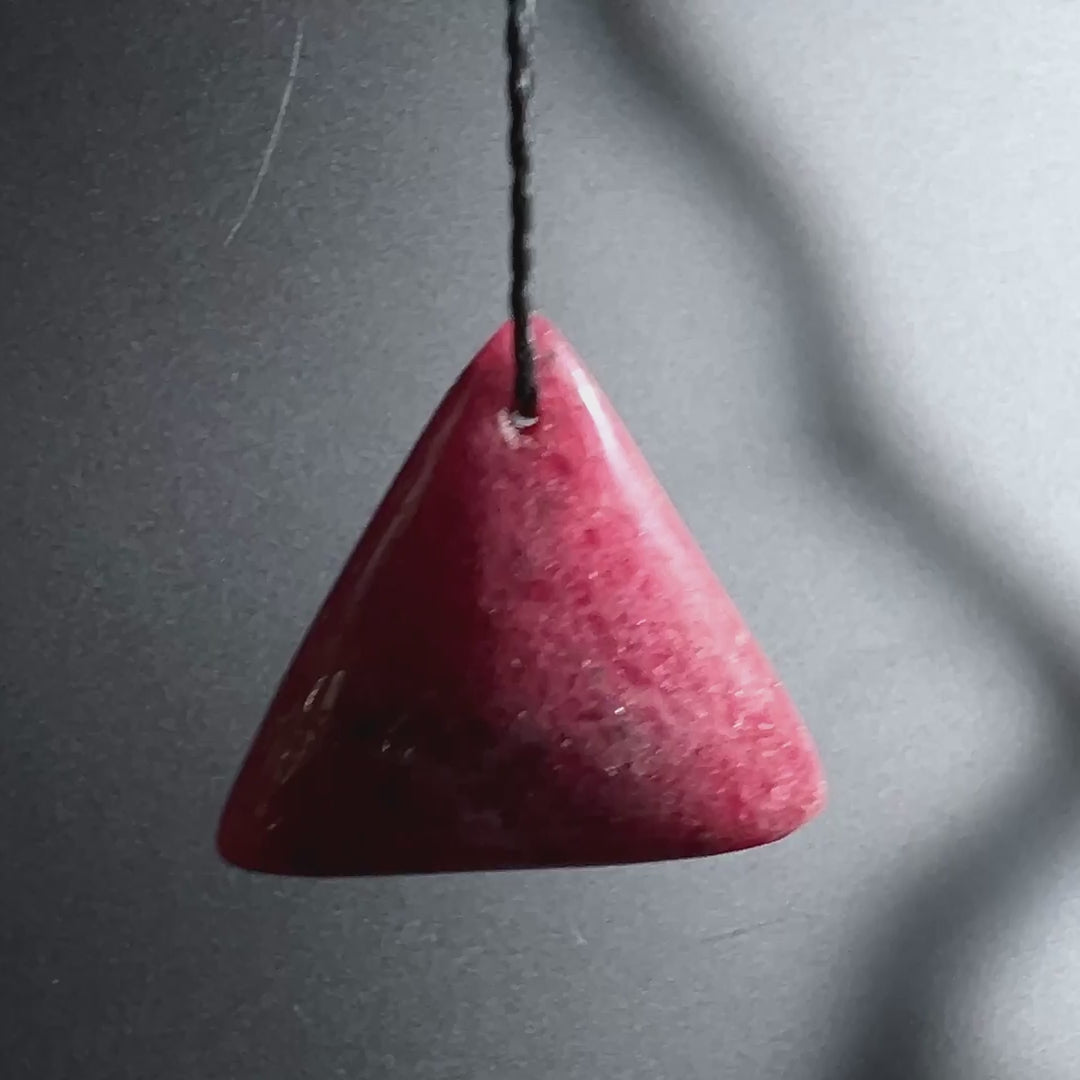 Natürlicher Rhodonit Kristallanhänger aus Madagaskar | Happy Minerals