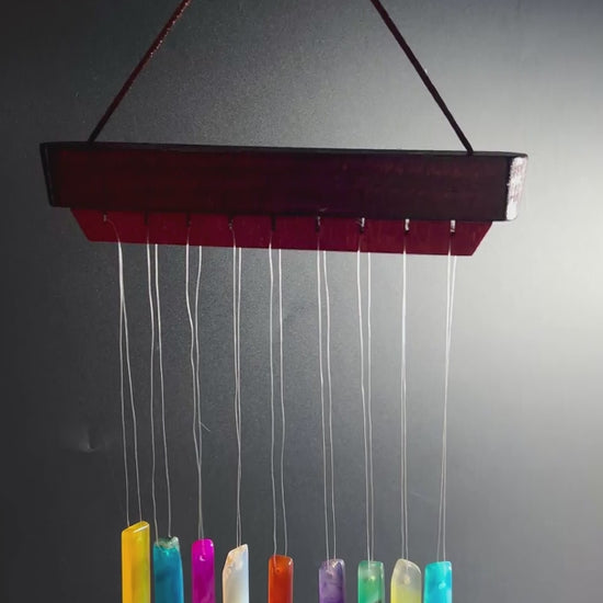 Achat Klangspiel in der Hand gehalten zeigt kompakte Größe mit bunten Klangstäben | Happy Minerals