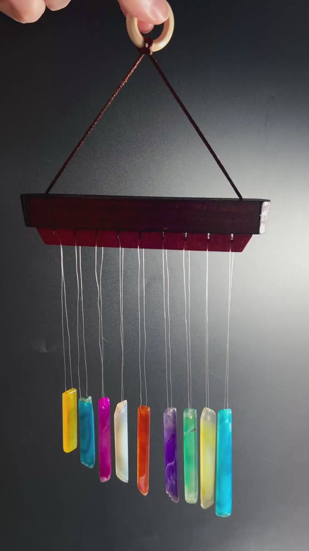 Achat Klangspiel in der Hand gehalten zeigt kompakte Größe mit bunten Klangstäben | Happy Minerals