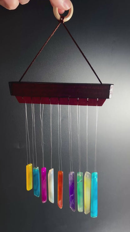 Achat Klangspiel in der Hand gehalten zeigt kompakte Größe mit bunten Klangstäben | Happy Minerals
