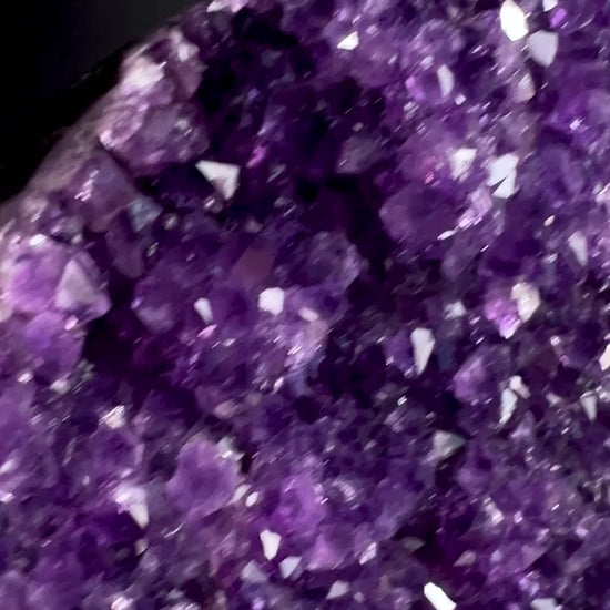 Amethyst Druse auf Metallständer 23x14cm | Schutzstein für Klarheit und spirituelle Tiefe Video | Happy Minerals