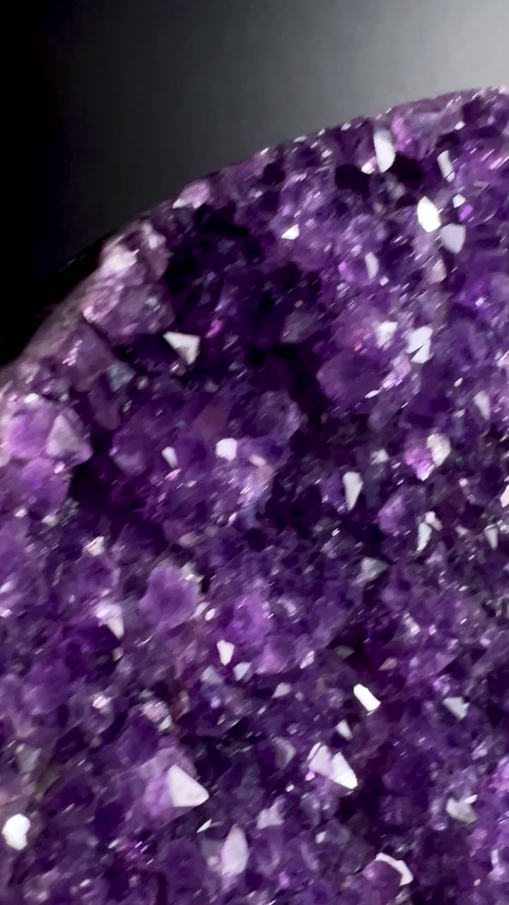 Amethyst Druse auf Metallständer 23x14cm | Schutzstein für Klarheit und spirituelle Tiefe Video | Happy Minerals