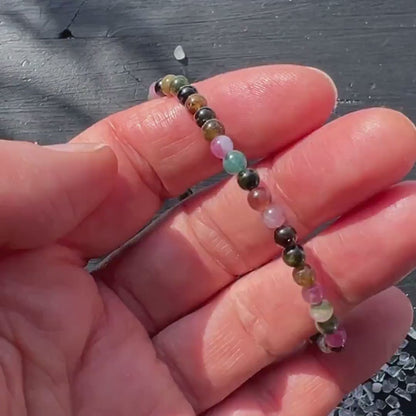 Multicolor Turmalin Armband in Hand zeigt Größe 19cm | Zierliche 4mm Perlen | Happy Minerals