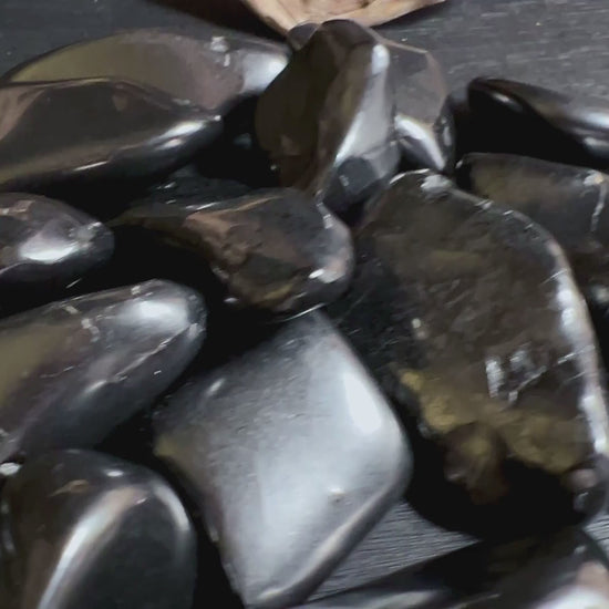 Detailaufnahme Schungit Trommelsteine, tiefschwarz mit Glanz | Happy Minerals