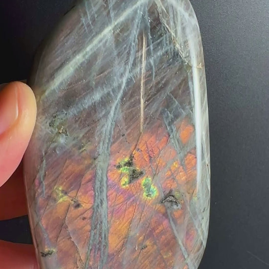 Orange violett Labradorit Freeform - seltener Edelstein aus Madagaskar | Happy Minerals
