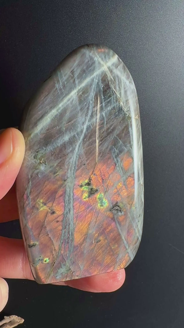 Orange violett Labradorit Freeform - seltener Edelstein aus Madagaskar | Happy Minerals