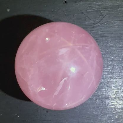Sternrosenquarz Kugel, 65mm Video vom Asterismus in hellem Licht | Happy Minerals