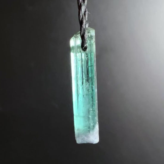 Blauer Turmalin Anhänger 21mm | Indicolith für Klarheit und Kommunikation Video | Happy Minerals