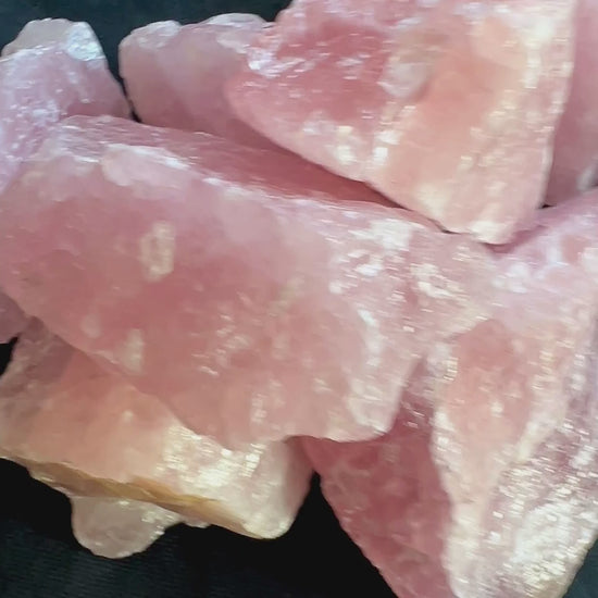 Natürlicher Rosenquarz Rohstein rosa aus Brasilien für Dekoration und Meditation in verschiedenen Größen | Happy Minerals