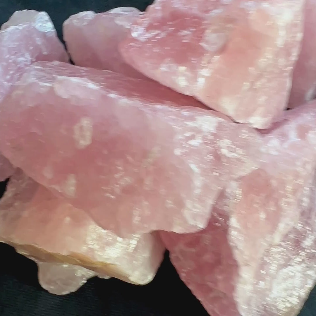 Natürlicher Rosenquarz Rohstein rosa aus Brasilien für Dekoration und Meditation in verschiedenen Größen | Happy Minerals