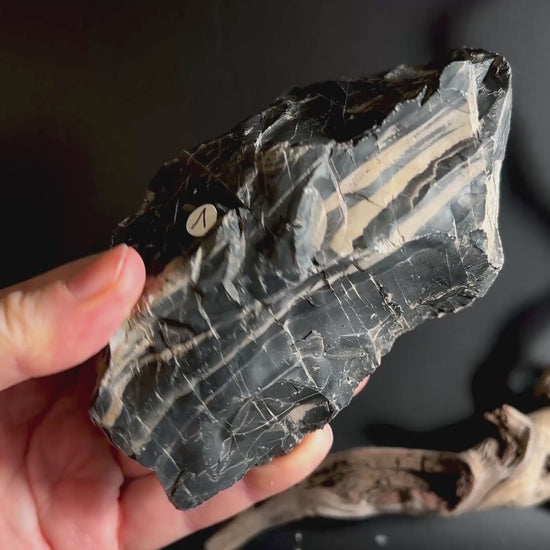 Onyx Rohstein als erdendes Dekoelement für Praxis und Meditation | Happy Minerals