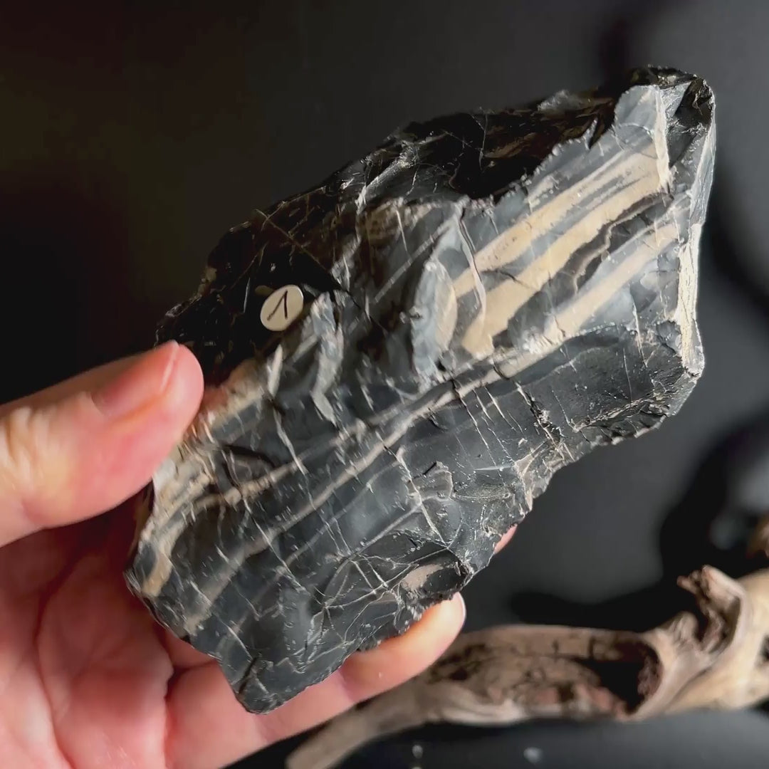 Onyx Rohstein als erdendes Dekoelement für Praxis und Meditation | Happy Minerals