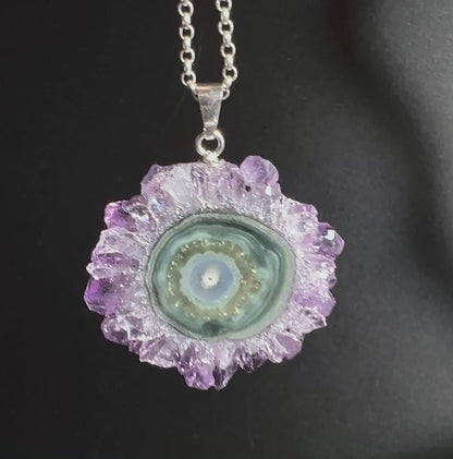 Amethyst-Stalaktit Anhänger mit Achatkern und violettem Strahlenkranz | Happy Minerals