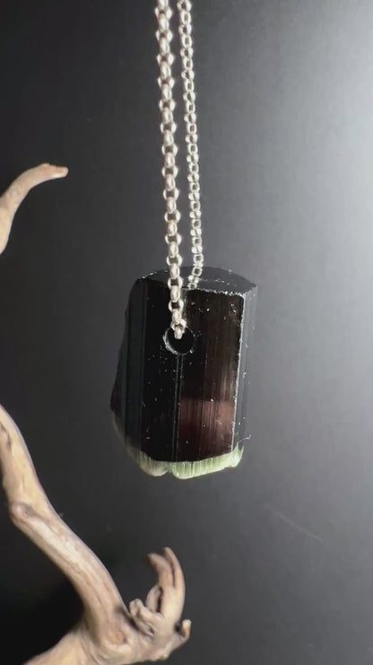 Schwarzer Turmalin Anhänger roh 24mm | Zweifarbiger Schutzstein