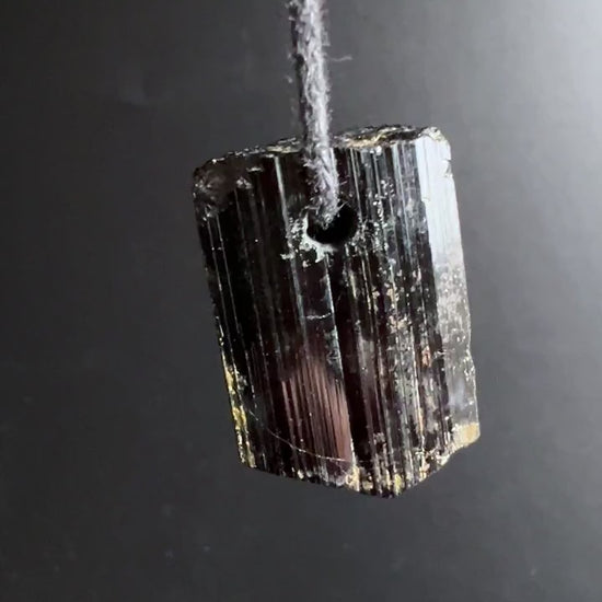 Schwarzer Turmalin Rohstein Anhänger 25x15mm | Schutzstein gegen Elektrosmog Video | Happy Minerals