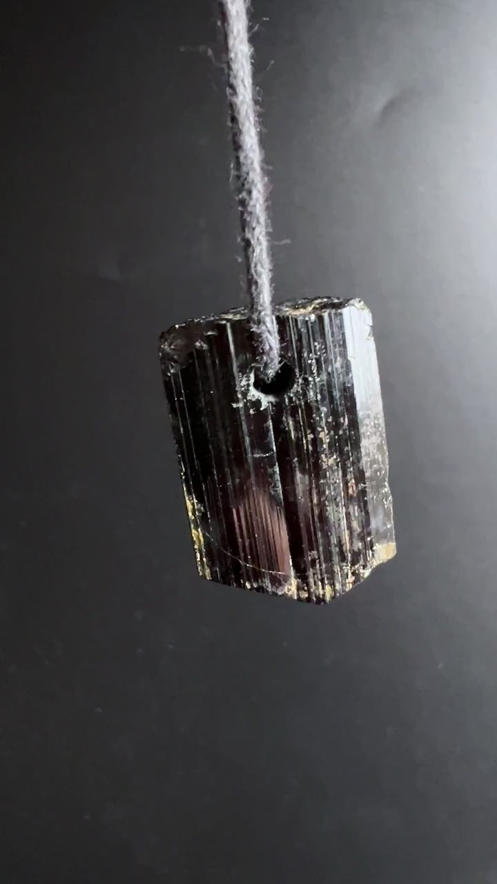 Schwarzer Turmalin Rohstein Anhänger 25x15mm | Schutzstein gegen Elektrosmog Video | Happy Minerals