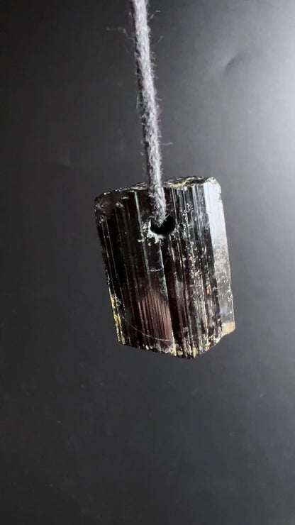 Schwarzer Turmalin Rohstein Anhänger 25x15mm | Schutzstein gegen Elektrosmog Video | Happy Minerals