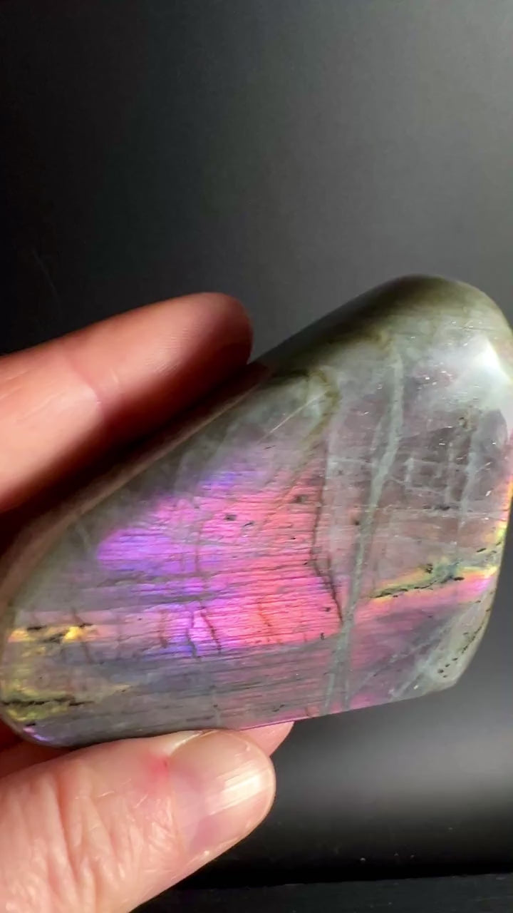 Lila Blau Labradorit Freiform 85mm kaufen | Intuition und Transformation Video | Happy Minerals