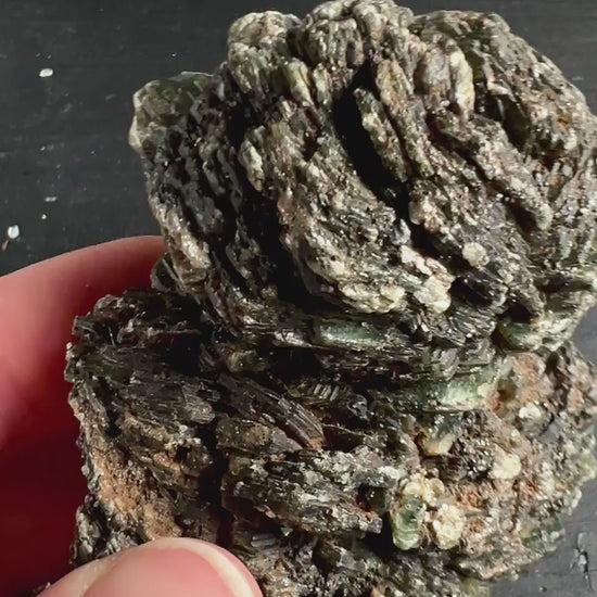 Grüner Muscovit Fuchsit in der Hand | kompakte Rosettenstruktur 165g | Happy Minerals
