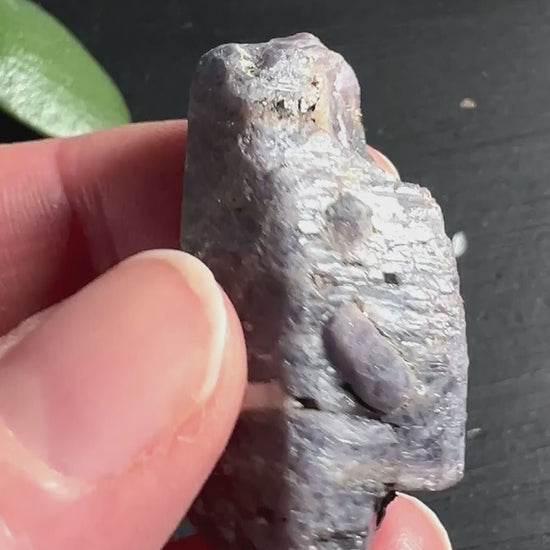 Saphir Rohstein Madagaskar mit rosa Kristallspitze | natürliche Schönheit unbehandelt | Happy Minerals