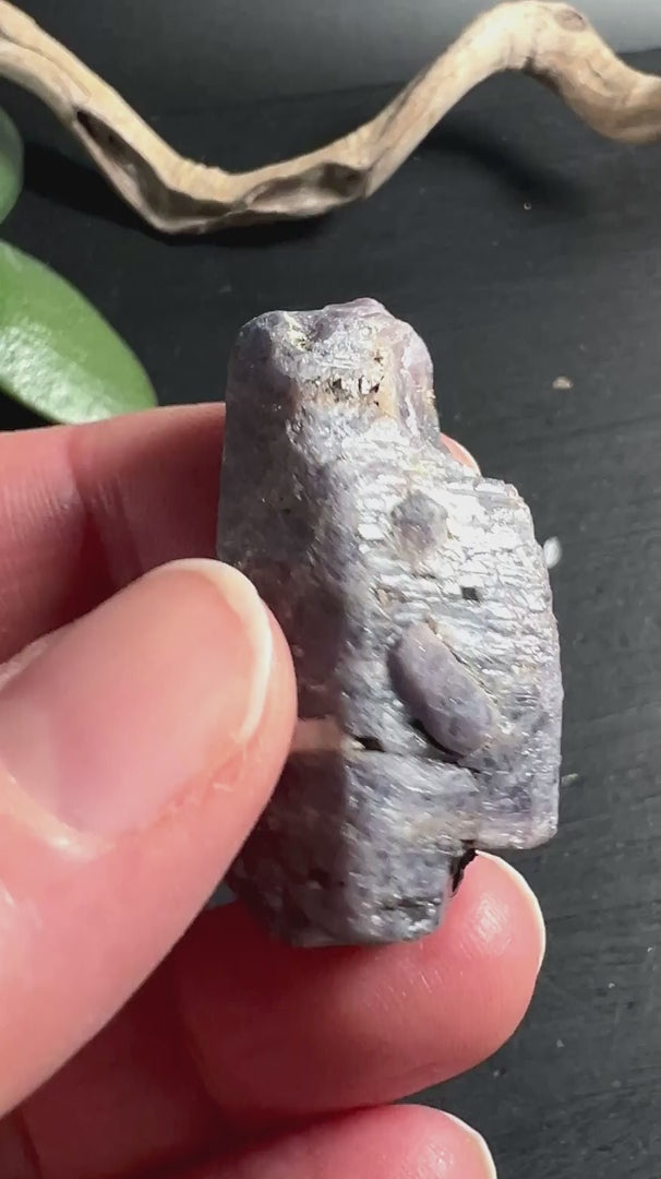 Saphir Rohstein Madagaskar mit rosa Kristallspitze | natürliche Schönheit unbehandelt | Happy Minerals