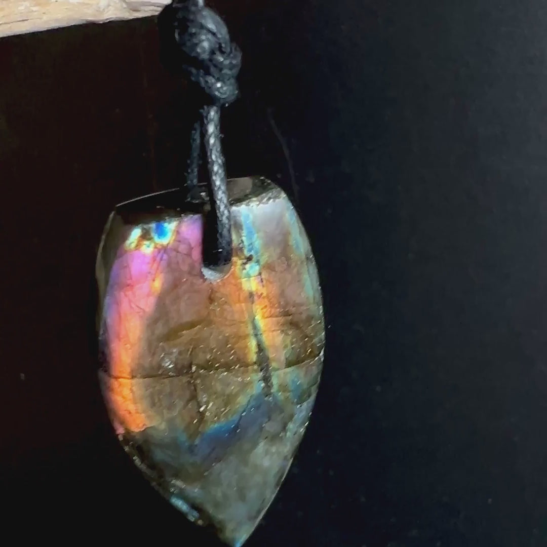 Labradorit Anhänger gebohrt, mit schwarzem, verstellbarem Band | Happy Minerals