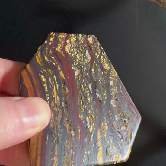 Tigereisen poliert Detailaufnahme der goldenen Streifen | Seidenglanz | Happy Minerals