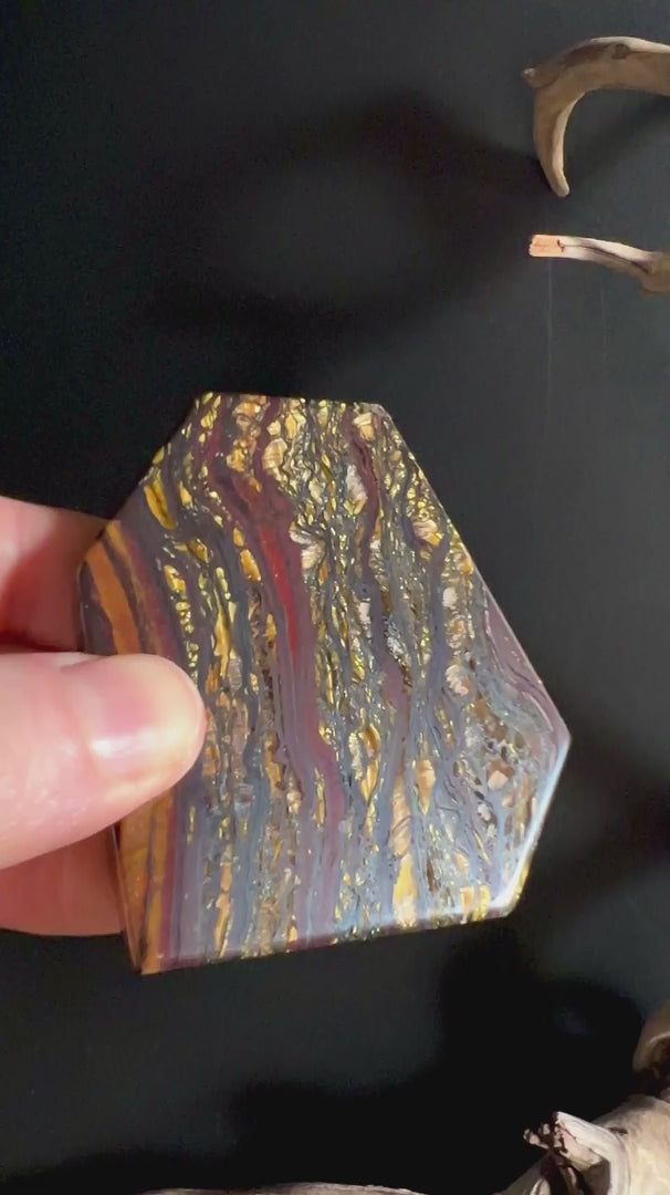 Tigereisen poliert Detailaufnahme der goldenen Streifen | Seidenglanz | Happy Minerals