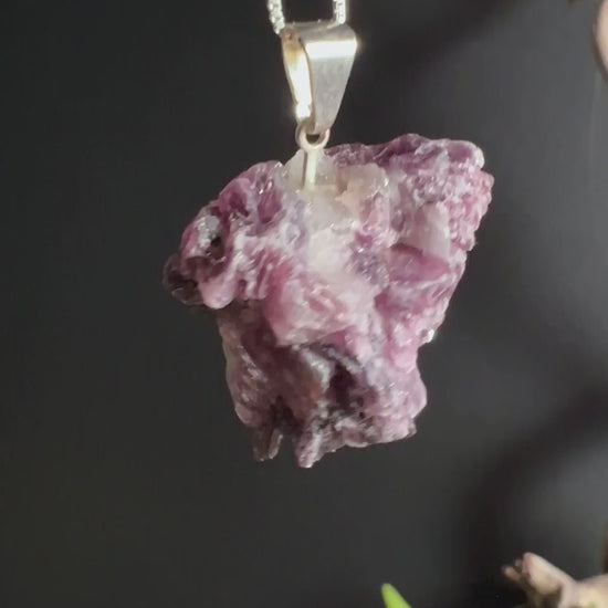 Videoaufnahme der blättrigen Struktur eines lila Lepidolith Anhängers aus Brasilien | Happy Minerals