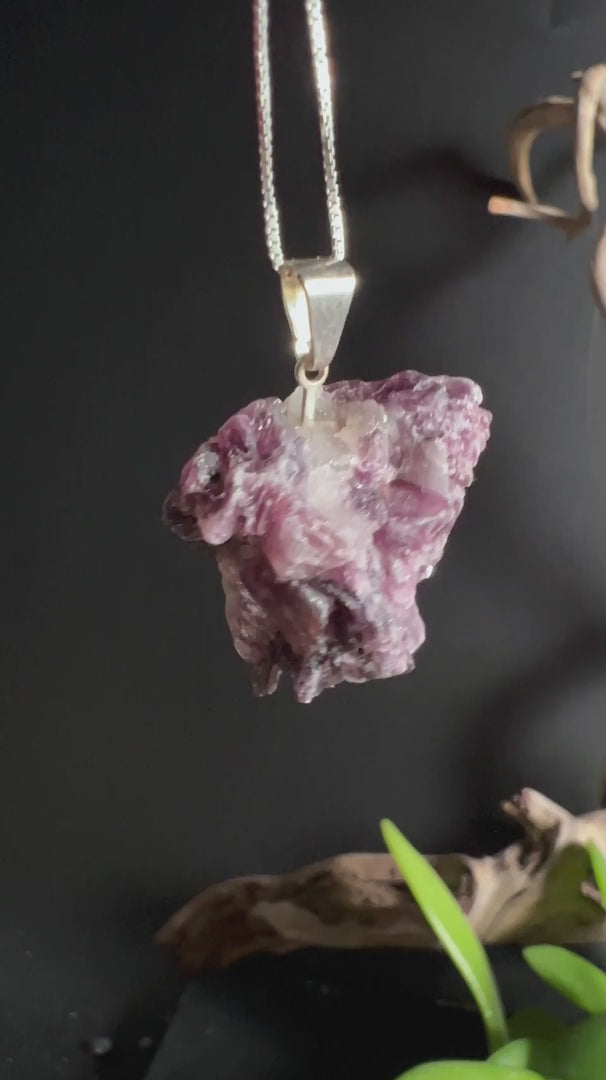 Videoaufnahme der blättrigen Struktur eines lila Lepidolith Anhängers aus Brasilien | Happy Minerals