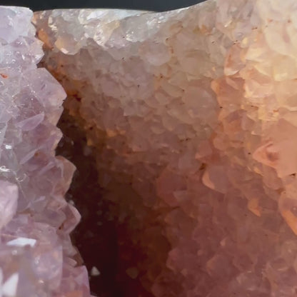 Achat-Amethyst Druse mit goldenem Limonit-Belag aus Madagaskar, freistehend und poliert | Happy Minerals