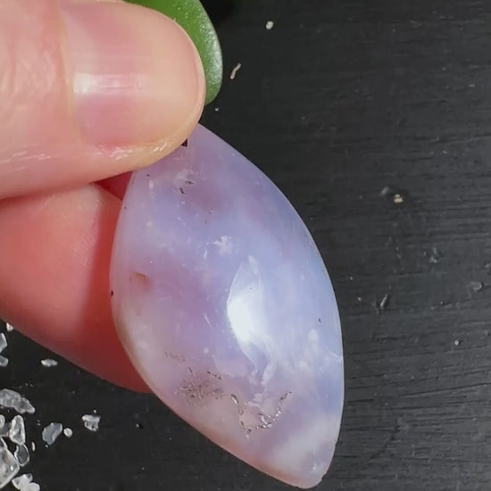 Lila Chalcedon Anhänger in Hand | Zarte Lavendelfarbe | Happy Minerals