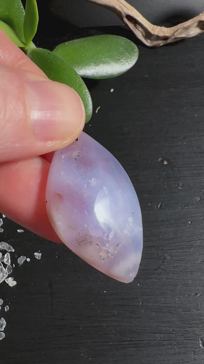 Lila Chalcedon Anhänger in Hand | Zarte Lavendelfarbe | Happy Minerals