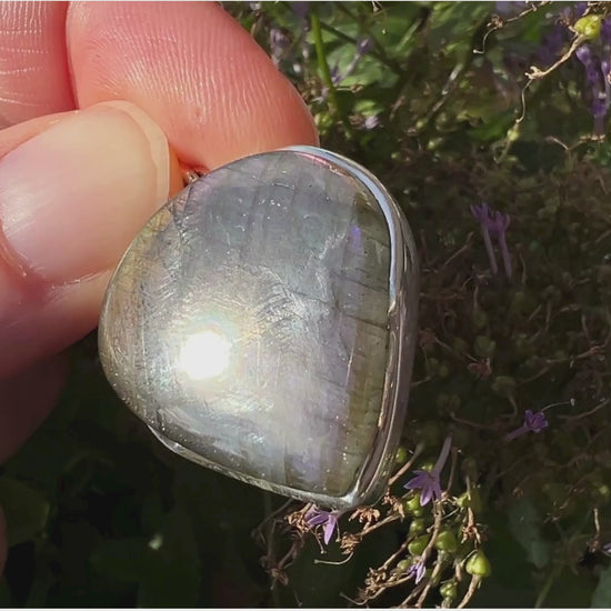 Sunset Labradorit mit starkem Flash aus Madagaskar in Sterlingsilberfassung | Happy Minerals