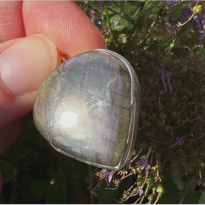 Sunset Labradorit mit starkem Flash aus Madagaskar in Sterlingsilberfassung | Happy Minerals