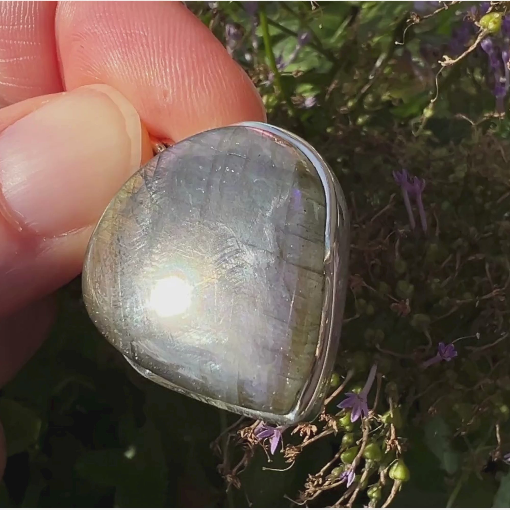 Sunset Labradorit mit starkem Flash aus Madagaskar in Sterlingsilberfassung | Happy Minerals