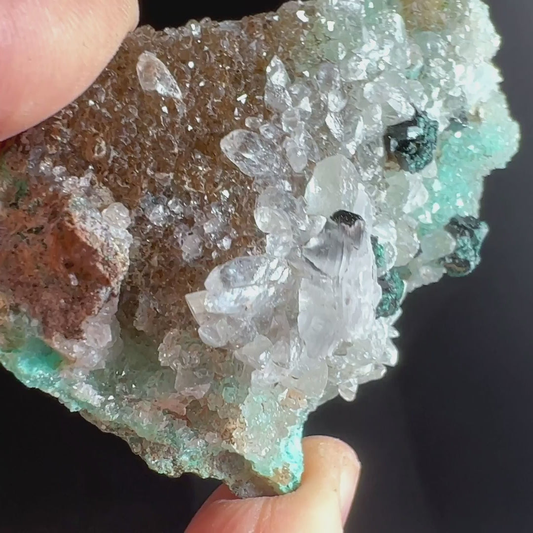 Gem Silica Chrysokoll mit türkisgrüner Farbe und Quarzkristallen auf Matrix | Happy Minerals