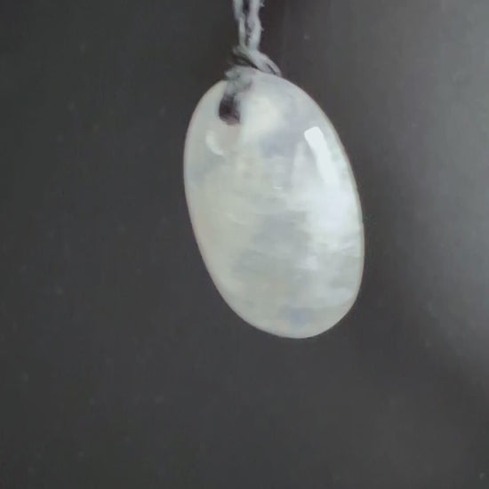Regenbogen Mondstein Anhänger in mit leuchtendem blauen Schimmer | Happy Minerals