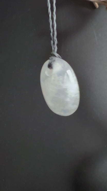 Regenbogen Mondstein Anhänger in mit leuchtendem blauen Schimmer | Happy Minerals