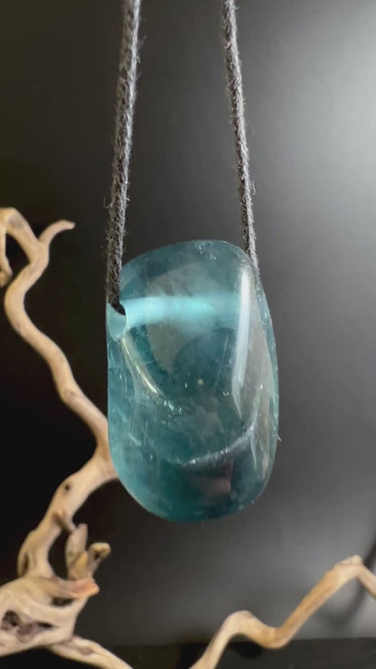 Blauer Fluorit Anhänger 35mm | Gebohrter Trommelstein| Klarheit und Fokus