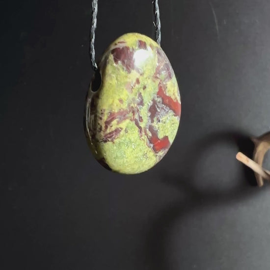 Nahaufnahme vom polierten Drachenblut Jaspis Anhaenger | Happy Minerals