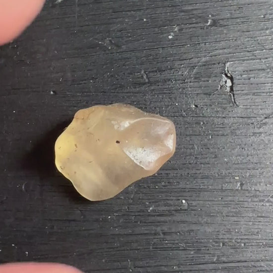 Libysches Wüstenglas Tektit honiggelb auf dunklem Holz | Sahara Naturfund | Happy Minerals